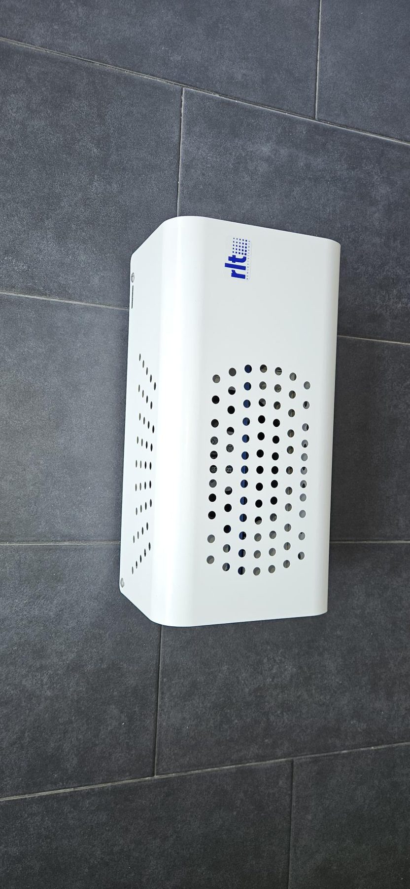 En OxyClean på en kaklad vägg